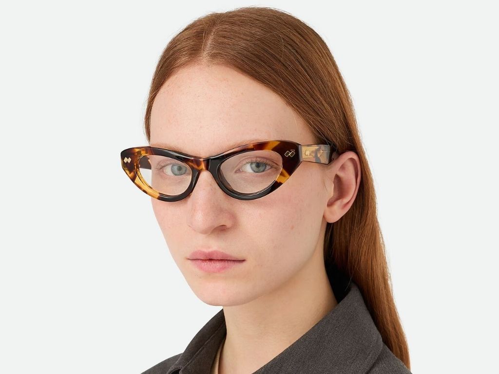 Bottega Veneta szemüvegkeret egyedi formával és különleges színben