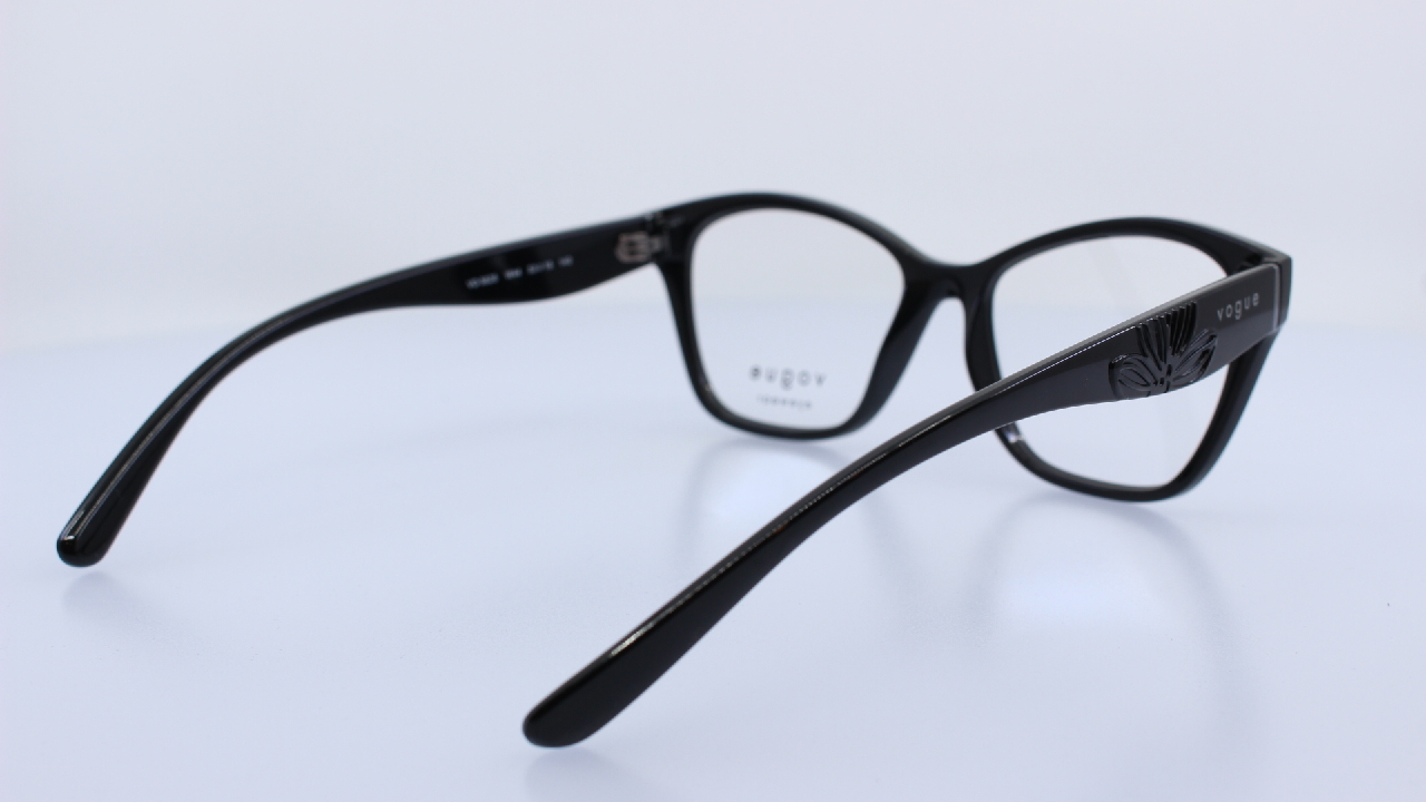 VOGUE - FEKETE - VO5628