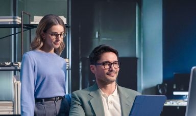 Szemüveglencsék személyre szabása csúcstechnológiás eszközzel